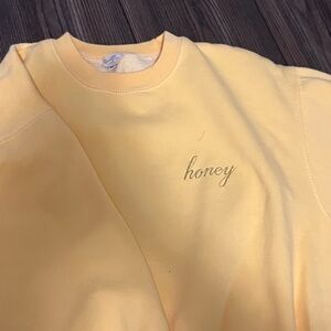 BRANDY MELVILLE!! Yellow honey crewneck SIZE M